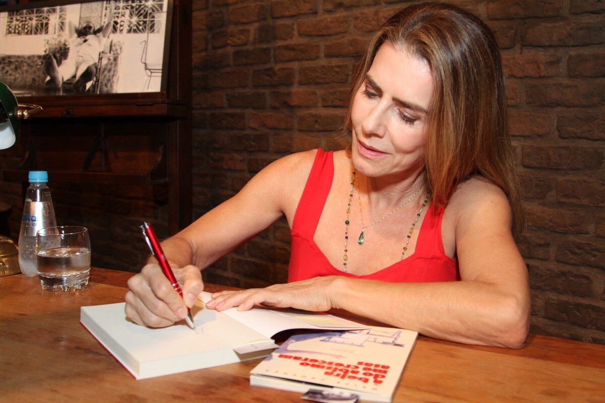 Após a apresentação, a atriz autografou alguns de seus livros