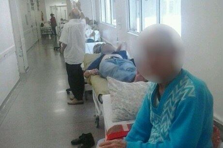O corredor do Hospital Mandaqui está lotado de pacientes