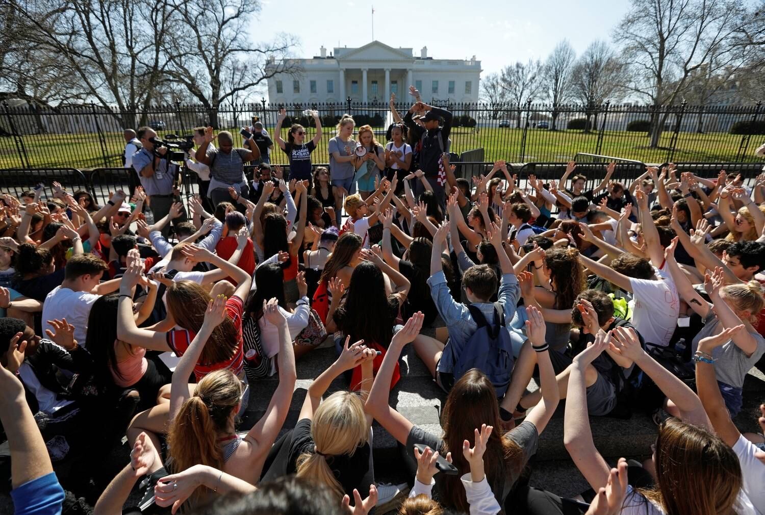 Estudantes da escola Montgomery Blair, em Maryland, foram até a Casa Branca em um protesto exigindo maior controle na venda de armas. Nesta quarta-feira, (21) o presidente Donald Trump receberá alunos e professores para debater o tema