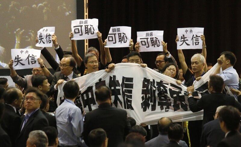 Legisladores seguram cartazes durante
protesto pró-democracia em Hong Kong. A ex-colônia britânica na China tem
vivido uma série de manifestações nos últimos dias, após as declarações do
governo chinês de que os candidatos às eleições deverão passar por análise
prévia antes de poderem se candidatar, o que impediria partidos de oposição de
chegar ao poder