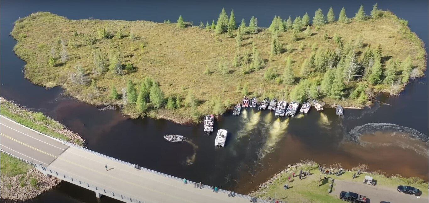 Às vezes, problemas gigantes são resolvidos de formas muito inesperadas. Um deles é uma grande ilha flutuante no lago Chippewa, nos Estados Unidos, que vez ou outra se move o suficiente para bloquear uma ponte importante. Para resolver o problema, donos de barcos da região precisam trabalhar juntos quase todos os anos para empurrar (!!) a ilha para uma posição que não cause transtornos
