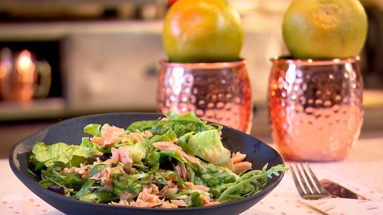 Salada Tropical Regada com Laranja

Ingredientes:
150g de posta de truta salmonada sem pele e sem espinha
Sal e pimenta a gosto
1 fio de azeite
½ laranja pera
1g de ervas à sua disposição (de preferência tomilho e alecrim)
100g de mix de folhas 


Modo de preparo: 
- Sele o peixe na frigideira bem quente dos dois lados ou se preferir sele com um maçarico;
- Desfie o peixe com um garfo;
- Misture a truta desfiada com o mix de folhas;
- Adicione a laranja, azeite, o sal, a pimenta e as ervas e misture os ingredientes;

Acompanhe o quadro Mitos e Verdades no programa Domingo Espetacular, que vai ao ar todos os finais de semana, às 19h45, na Record TV

