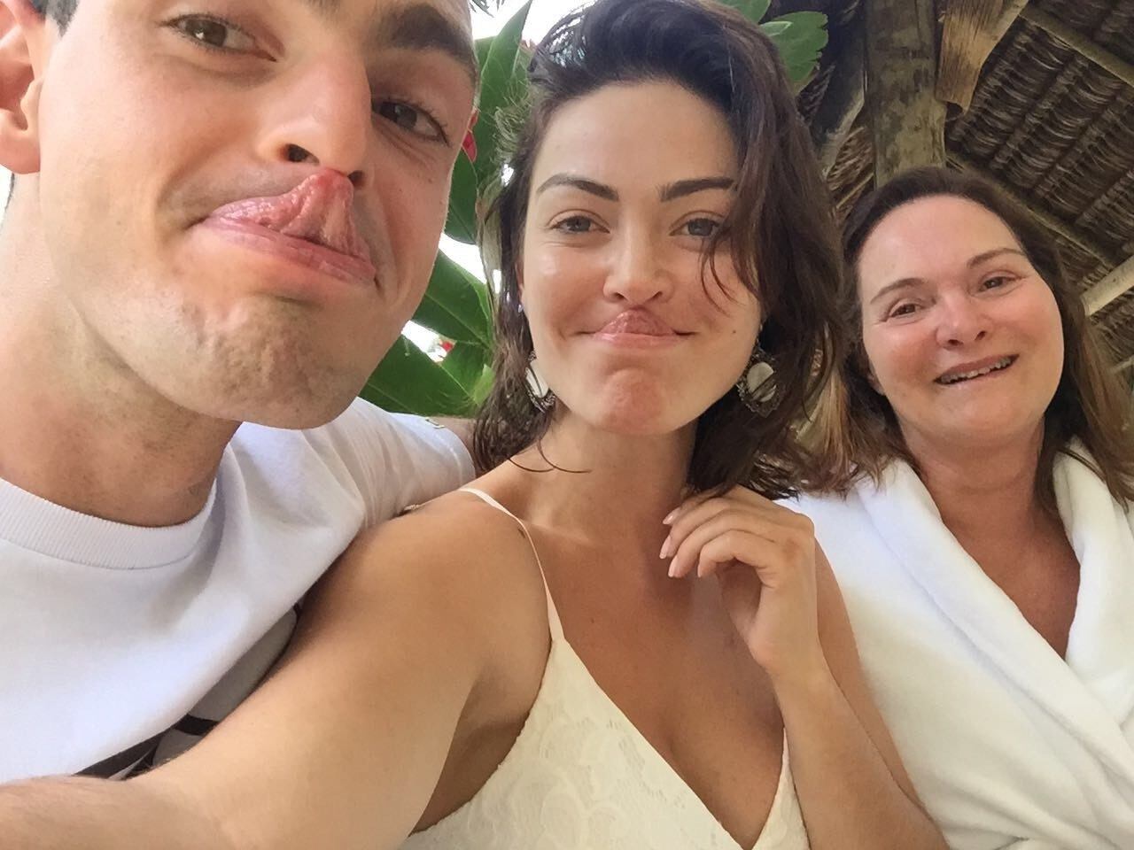 O dia de princesa de Laura Keller já começou. Ela, a mãe e a sogra já chegaram ao espaço de eventos Vila Caniza, no Rio de Janeiro, onde vai acontecer a cerimônia de casamento com Jorge Sousa 