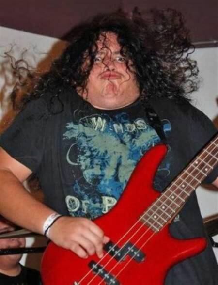 Esse aí se empolgou no solo de guitarra e foi vítima de um clique maldoso! 