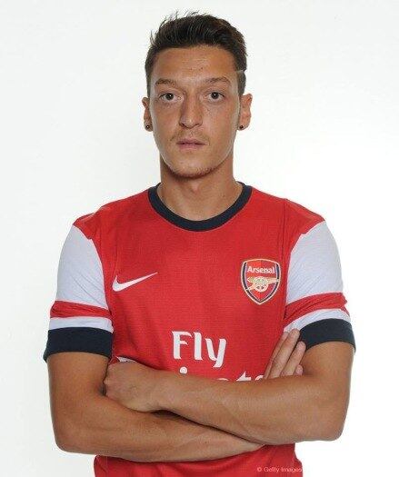 Um
pouco mais que o trio ganha o alemão Mesut Ozil, do Arsenal. Foram R$ 35
milhões para o bolso do camisa 10. Desses, R$ 22 milhões apenas em forma de
salário pago pelo time inglês