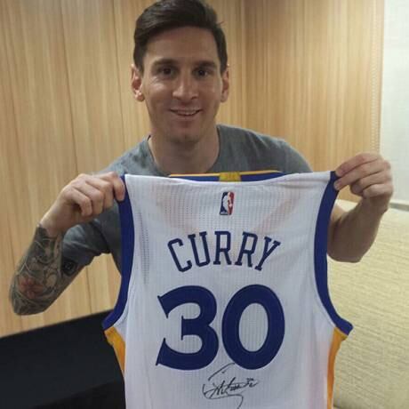 Melhor jogador do futebol atualmente, Messi é fã de basquete e, principalmente, de Stephen Curry