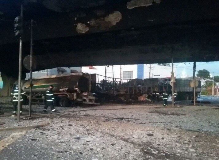 Veículos pegaram fogo após batida na madrugada deste sábado