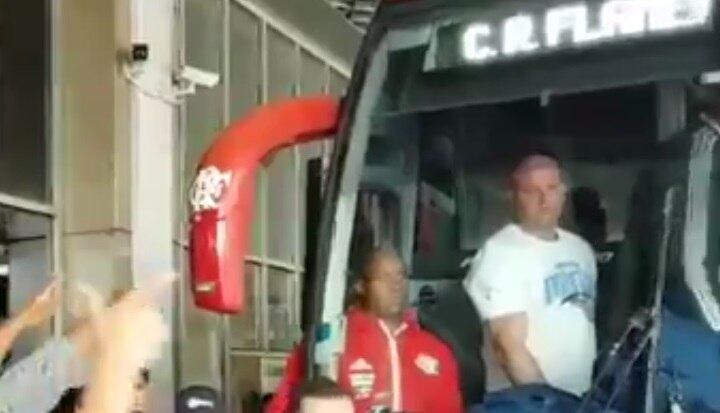 Flamengo desembarcou sob protestos da torcida