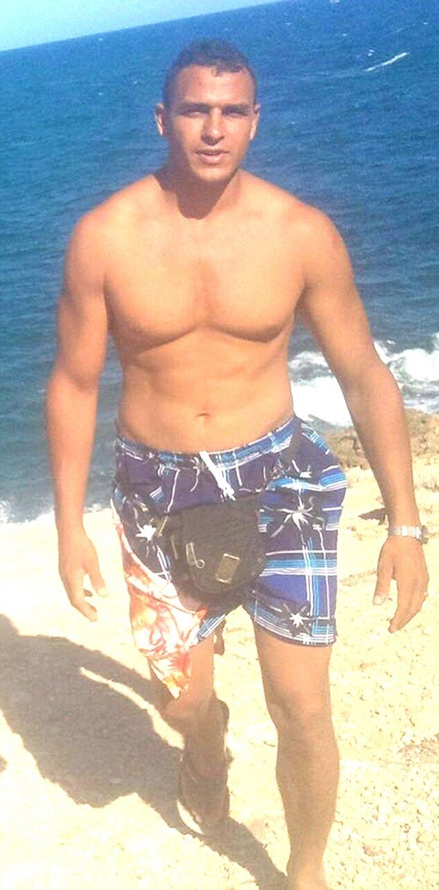 Acredita-se que o jovem pai de três filhos teria enviado as fotos para amigos e familiares que moram na Tunísia antes do ataque


