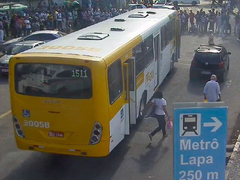 O fluxo de veículos ficou completamente retido, diz Transalvador