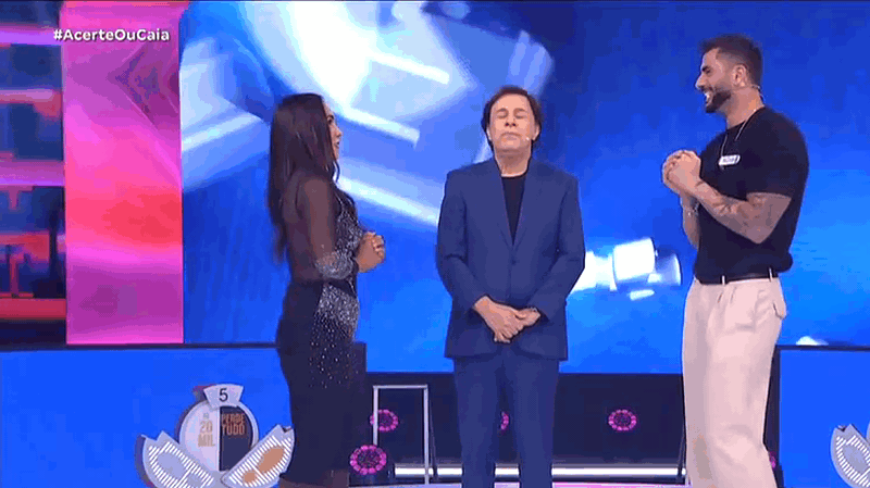 Reprodução em GIF/Veja como foi o momento que Yoná Sousa derrubou Fernando Sampaio no Acerte ou Caia! (03:02)