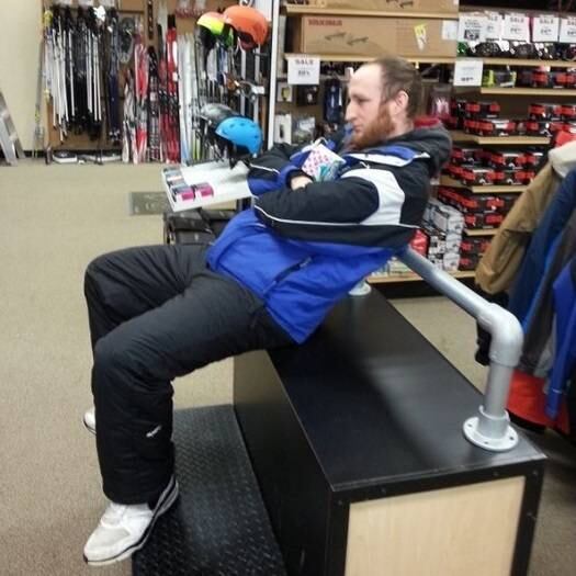 Cara de poucos amigos! A namorada dele deve estar demorando algumas horas