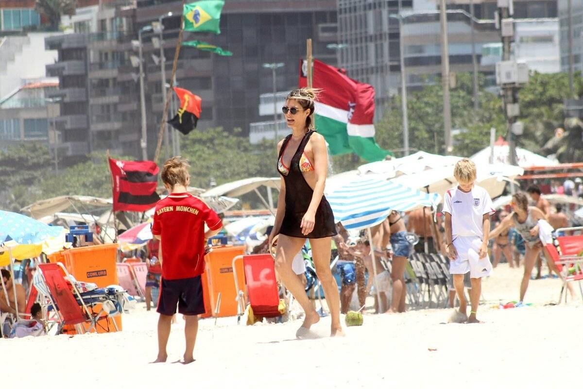 Fernanda Lima leva gêmeos para praia do Rio de Janeiro 
