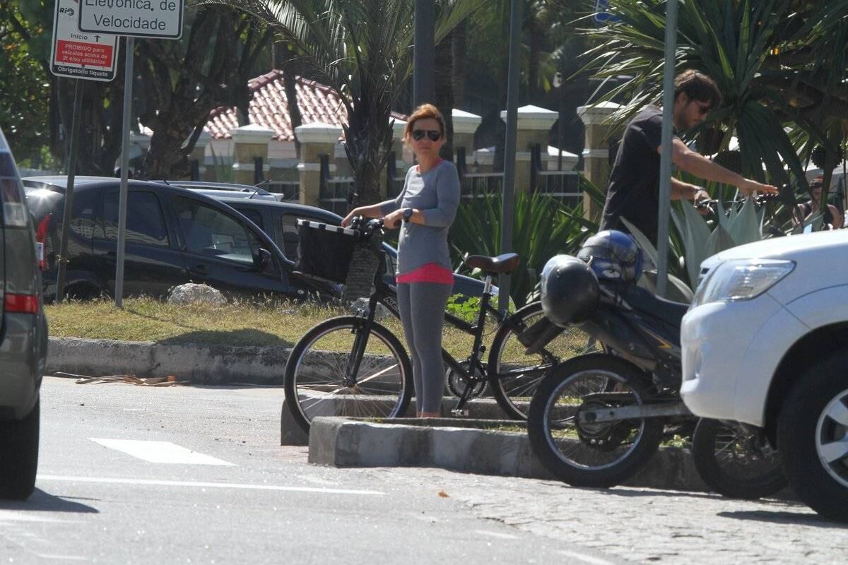 Adriana Esteves e Vladimir Britcha andam de bicicleta na praia da Barra, no Rio
