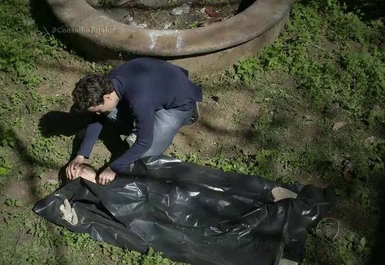 Alice acaba por tentar roubar uma loja com ajuda de Tatu, um outro órfão que fugiu, e morre durante o fogo cruzado. Iuri é adotado