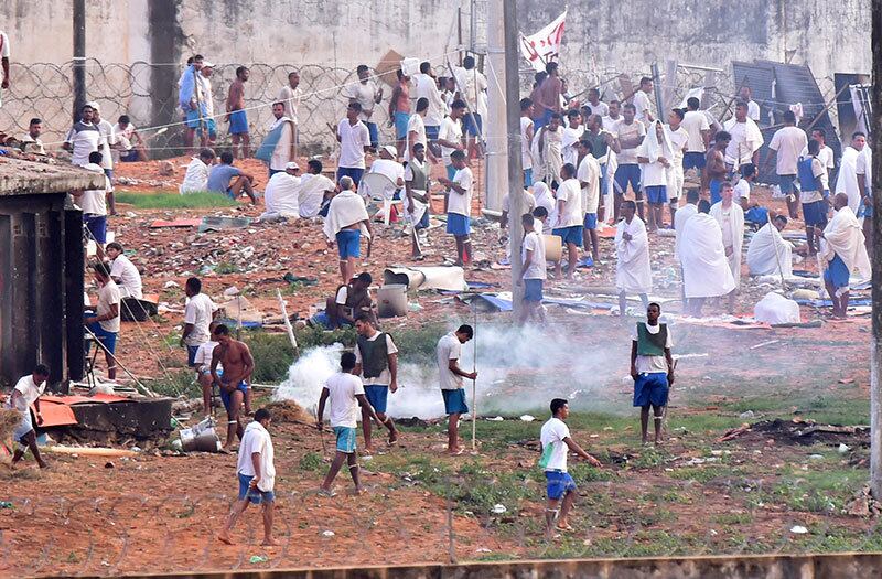 A crise penitenciária no Rio Grande do Norte parece não ter fim. Na manhã desta quarta-feira (18), os presos permanecem soltos e rebelados no pátio do presídio de Alcaçuz, em Nísia Fronteira, região metropolitana de Natal (RN)