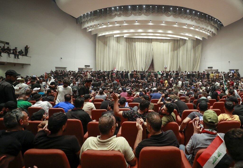 O presidente do Parlamento, Mohamed al-Halbusi, anunciou a suspensão das sessões parlamentares e pediu aos manifestantes que "preservem a propriedade do Estado"
