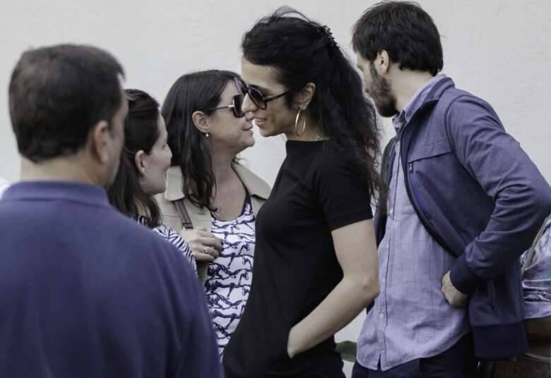 A cantora Marisa Monte compareceu ao velório da empresária. A Polícia Civil do Rio investiga o crime — testemunhas são ouvidas e imagens de câmeras de circuito interno analisada. No momento do crime, Tintim levava R$ 13 mil na bolsa para pagar os funcionários. Quando parou em uma barraca de roupas na praça Santos Dumont, a cerca de 150 m do Guimas, foi abordada por um assaltante. Após o disparo, o suspeito fugiu na carona de uma moto


