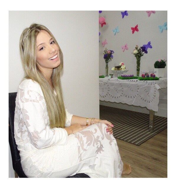 A loira é apenas uma das belas amigas de Rafaella...