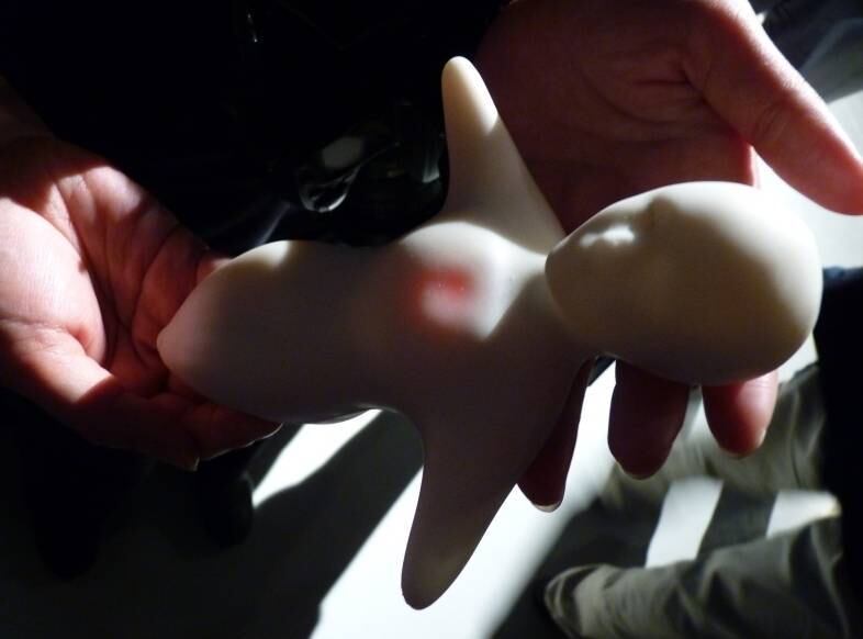 Com cerca de 20 centímetros, o celular não tem nenhum botão visível e você precisa tocar e ir sentindo onde estão as opções no Elfoid. Quando você aperta um botão, há uma resposta de brilho no aparelho 