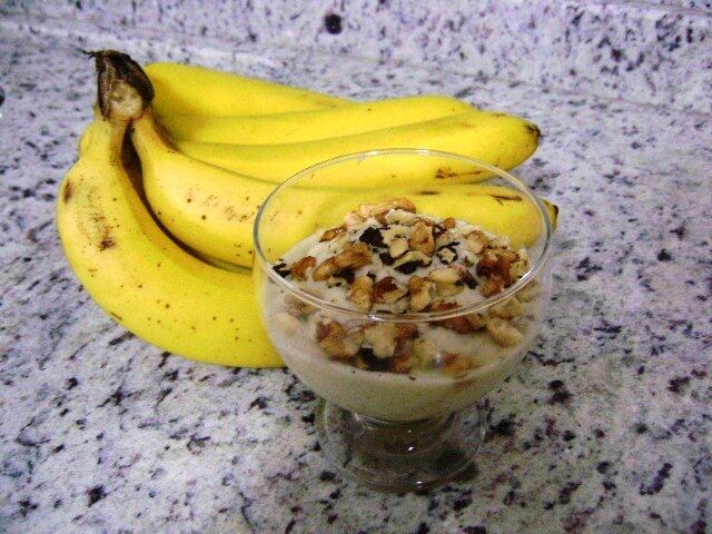 Uma das receitas "queridinhas" de Karina é o sorvete de banana. Dá para fazer em casa. No Facebook, a nutricionista dá a receita: "É muito fácil mesmo, basta cortar 2 bananas em rodelas e congelar. Retire do frezer, aguarde 5 minutinhos e bata até criar uma consistência de sorvete. Despeje em tacinhas e incremente com nozes picadas. Mais simples que isso impossível e o sabor é delicioso!!! Vale à pena testar!!!"


