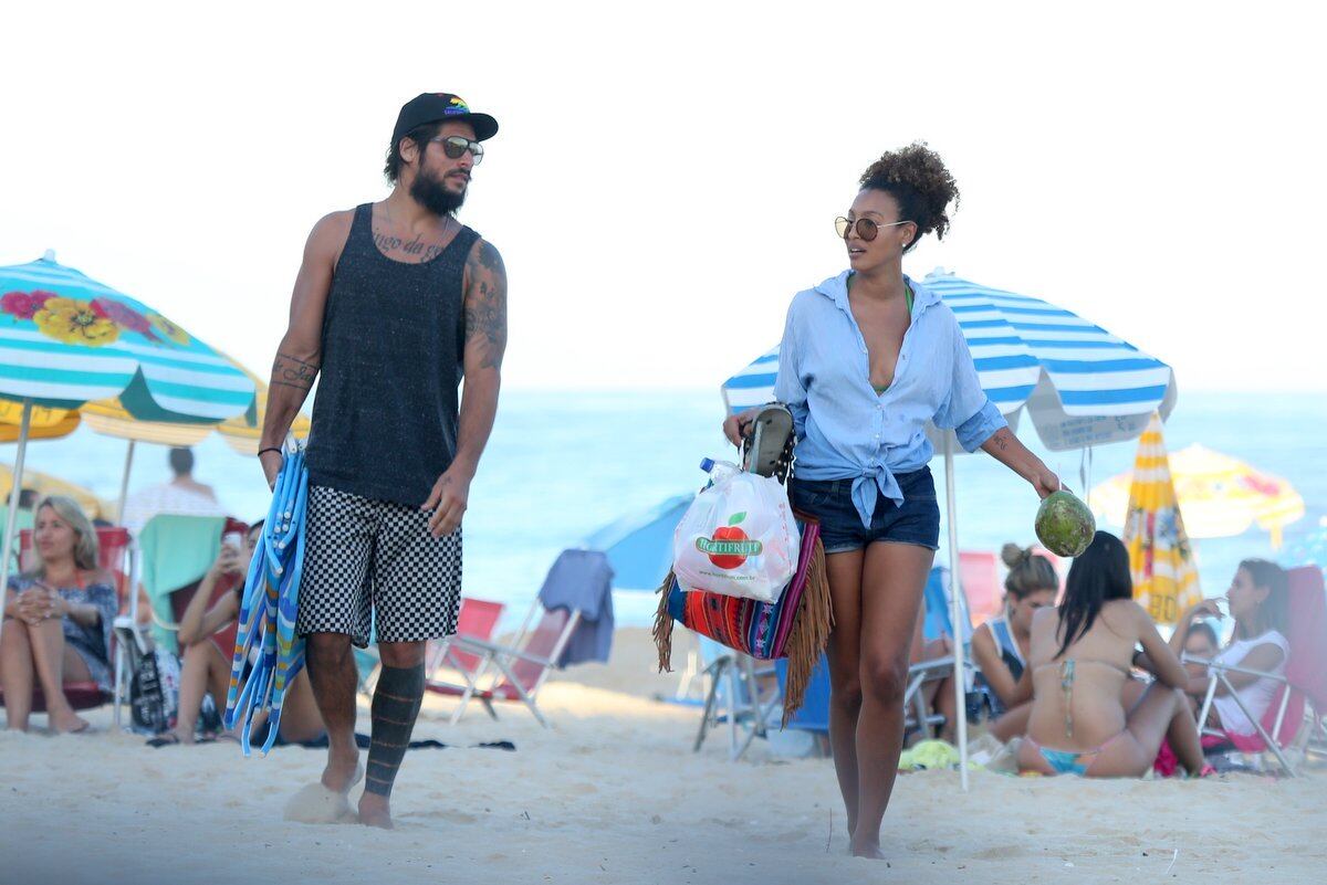 Sheron Menezes exibe corpão em dia de praia com os amigos no Rio de Janeiro