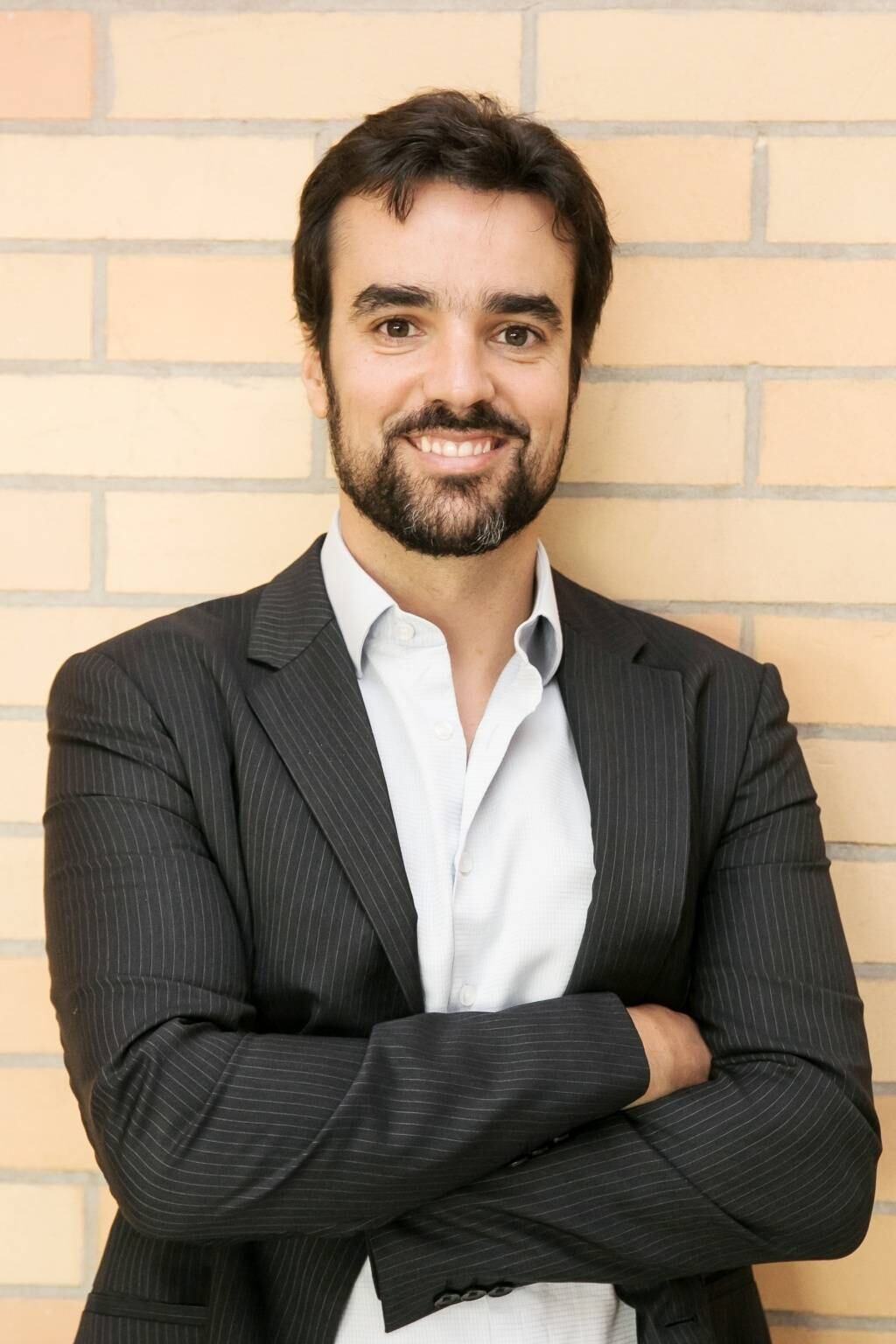 Andre Loureiro é o diretor-geral de publicidade do Waze no Brasil e trabalha em São Paulo. Para ele, as pessoas amam o Waze porque ele as ajuda a resolverem um problema da vida real: o trânsito. No futuro, ele espera que o Waze ofereça um serviço de quilometragem e conecte o usuário às estradas e ofereça serviços para ele no caminho.
1) Liderar a operação anúncios Waze no Brasil é definitivamente um trabalho dos sonhos. É uma marca incrível com um serviço muito relevante e uma comunidade incrivelmente envolvida. Fiquei muito tempo Google e sou um usuário do Waze de longa data. Eu me apaixonei pelo cargo assim que soube da oportunidade.
2) Começa às 8h45, depois que deixo o meu filho na escola, usando o Waze é claro. Normalmente, é um dia cheio de reuniões com colegas em três fusos horários – um total de 10h a 12h de diferença entre São Paulo, Israel e Califórnia -, mas o que eu mais gosto é estar com os anunciantes ajudando a construir as estratégias do Waze Ads para resolver as suas necessidades de negócios. Geralmente termino o dia com um dos membros da equipe para falar mais sobre os nossos desafios e nossas oportunidades. Em geral, nos divertimos muito no escritório, apesar do ritmo acelerado dos negócios que precisamos executar.
3) Nós combinamos o nível de padrão de excelência da nossa empresa-mãe com a capacidade de trabalhar em um ambiente de startup como Waze ainda é. Procuramos pessoas talentosas, apaixonadas e dispostas a fazer as coisas acontecerem