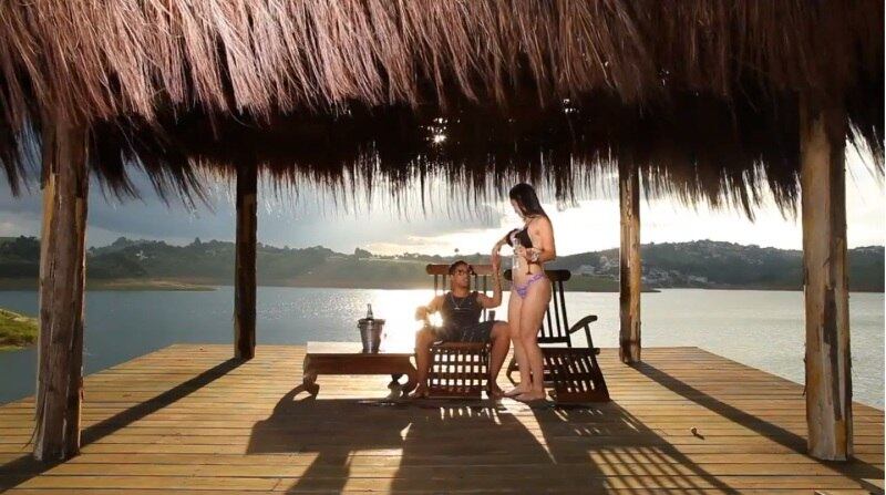 A letra da música faz parte do funk considerado ostentação, como pode ser observado neste trecho: "House de boy com nove quarto, tudo liberado. Certo é o certo, o errado é o errado. Sem responsabilidade várias nota de cem. Vilão que é vilão faz bandida viram refém"