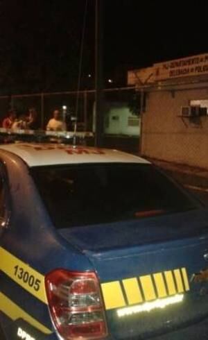 Um torcedor inglês de 30 anos foi flagrado sem passaporte e teve a viagem para
Belo Horizonte interrompida. Após ser abordado na BR-040, o
estrangeiro foi detido e levado para a Polícia Federal de Juiz de
Fora, na Zona da Mata