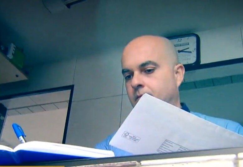 Diante da surpresa, Pepê revela a Geraldo Luís que sempre admirou a dupla e que sonhava com o Karametade reunido outra vez. “Se a gente se magoou, resta um pedir perdão ao outro, quem sabe, num momento em que a gente puder se reencontrar”, completa


