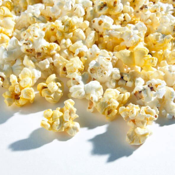 Pipoca é
uma boa pedida!  

Para quem
deseja continuar a alimentação saudável mesmo durante o evento, há algumas
alternativas sem que seja preciso abrir mão das festas para não cair na
tentação. 



Segundo o nutrólogo Mohamad Barakat, a
pipoca pode ser uma grande aliada, quando preparada corretamente, já que traz
diversos benefícios: possui antioxidantes e é rica em fibras, que ajudam na
manutenção do intestino, e de quebra dão aquela sensação de saciedade.



― A pipoca
é feita com 100% do grão do milho, enquanto outros produtos têm os grãos
processados, mas fuja das pipocas de micro-ondas, que possuem mais gordura.
Tente preparar a sua em casa, sem óleo e com pouco sal.


Segundo
Barakat, outra alternativa é já ter ideia do que vai consumir durante as
comemorações e, com isso, ajustar a alimentação no dia.



― Reeducação
alimentar não é restrição total, é saber escolher o que vai comer

Copa do Mundo aumenta risco de taquicardia, arritmia e infarto
