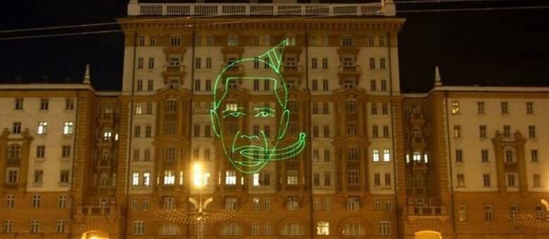 Projeção deu 'feliz aniversário' para Barack Obama e logo depois o mostrou com uma banana na boca