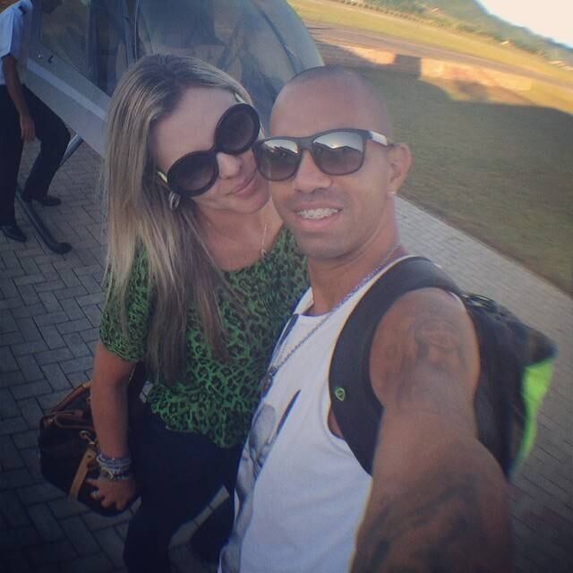 O craque atleticano Diego Tardelli foi econômico nas palavras, mas também posou ao lado da amada