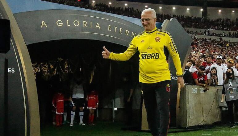 1. Saída abrupta de Dorival
Em apenas cinco meses de trabalho no Flamengo, Dorival conseguiu conquistar a Libertadores e a Copa do Brasil. Mesmo assim, o técnico foi surpreendido com a não renovação do contrato por parte da diretoria e pela informação de que já havia um substituto para a sua vaga: Vítor Pereira.
O português, no entanto, ficou menos que Dorival no clube. Saiu com pouco mais de três meses, em uma passagem conturbada e marcada por derrotas (foram cinco taças perdidas)
