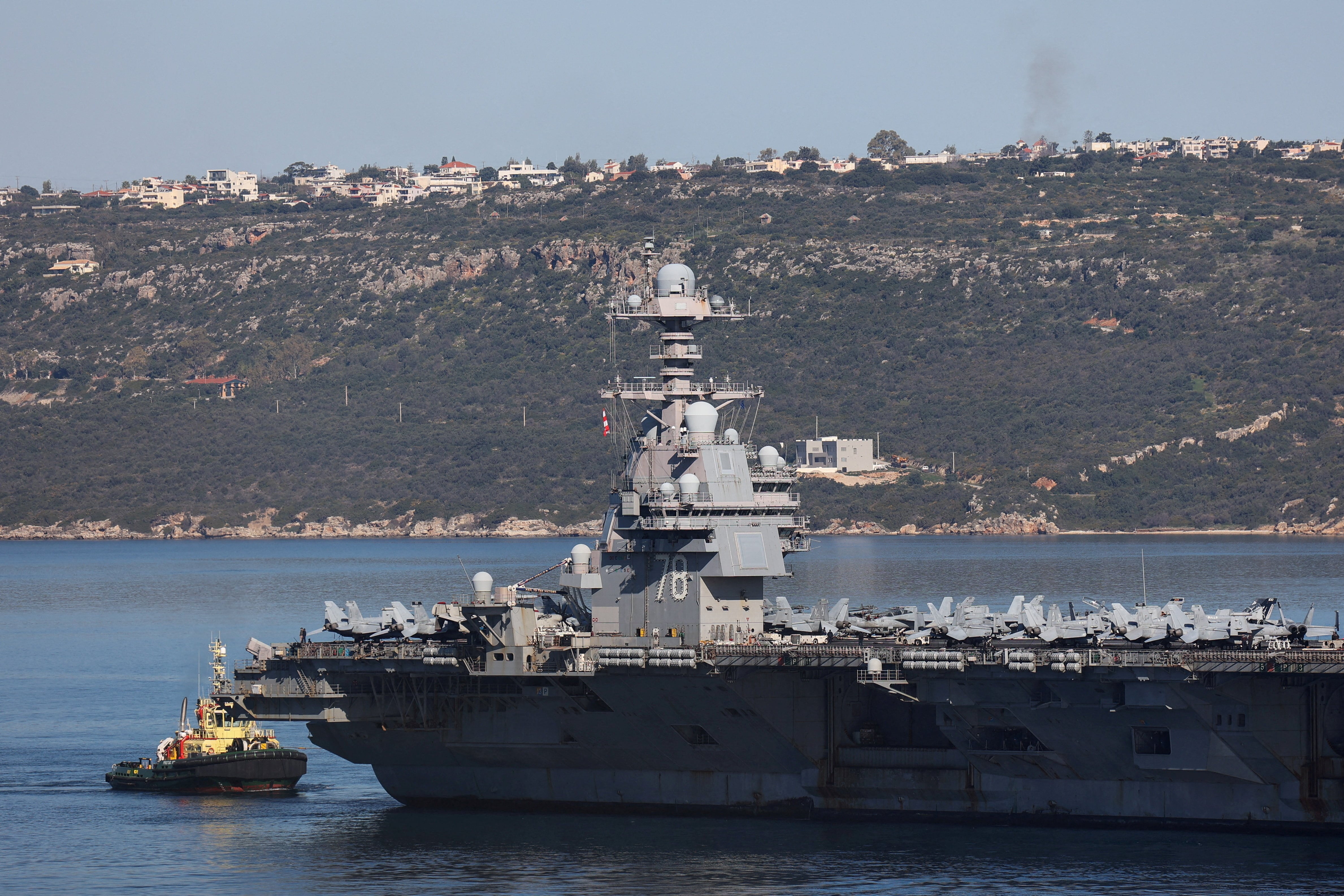 Porta-aviões USS Gerald R. Ford deixa a Baía de Souda, na ilha de Creta, Grécia