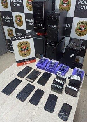 Computadores e outros itens foram apreendidos durante ação