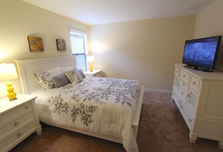 O imóvel tem oito quartos e acomoda 16 pessoas. Além disso, há cinco banheiros, sendo três suítes e berço infantil (cortesia) quando solicitado antecipadamente
