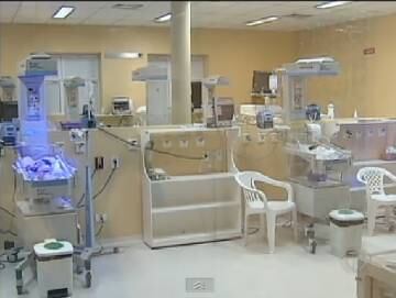 Criança nascida fora do útero passa bem