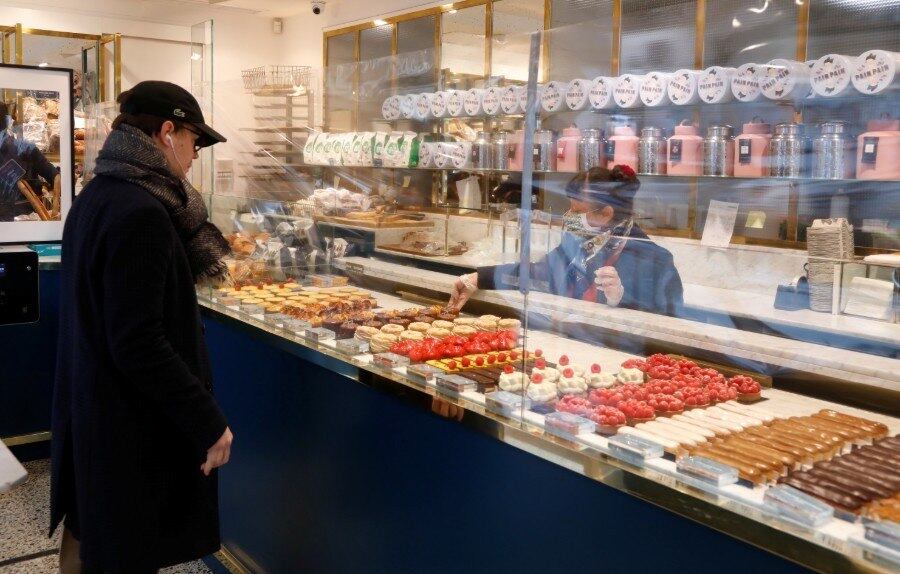 Para proteção contra o vírus, esta padaria colocou uma proteção transparente