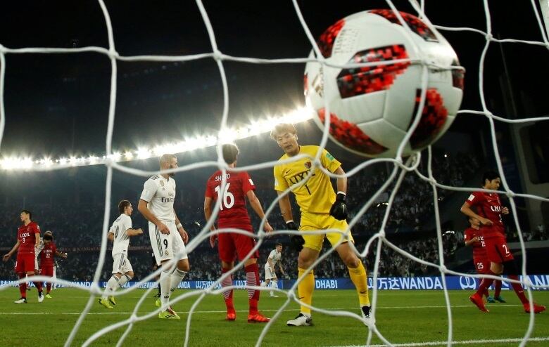 A bola entra no gol de Kwoun Sun-tae pela terceira vez na vitória do Real Madrid