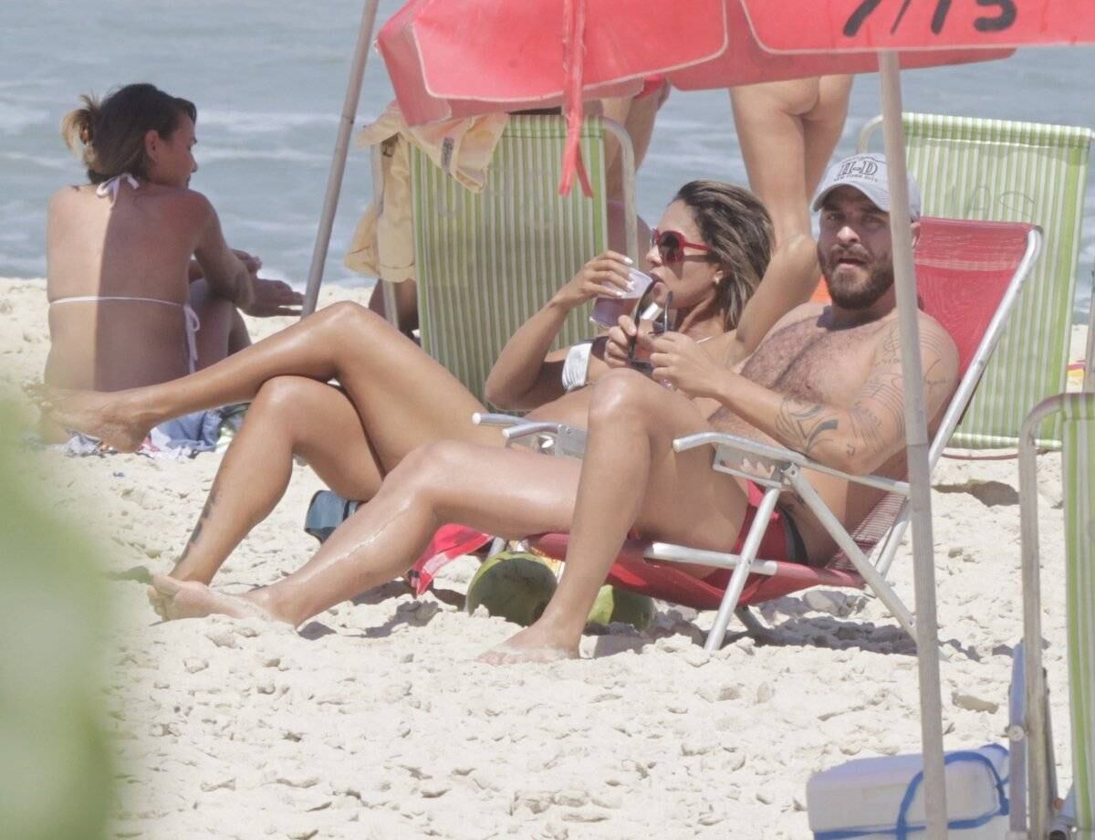Diogo Nogueira foi com a mulher, Milena, a uma praia do Rio de Janeiro