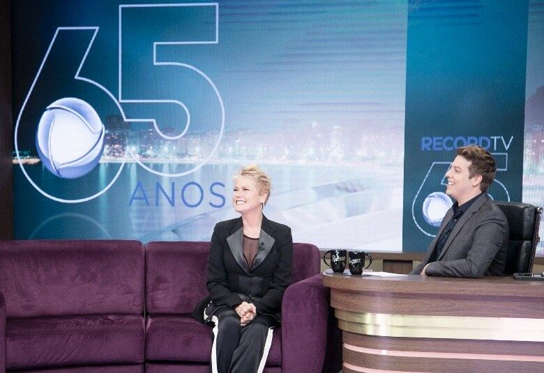 Em tempo: Xuxa confessa que já está ansiosa para ser avó e que não se preocupa em envelhecer em frente às câmeras. A entrevista com a apresentada Xuxa faz parte do Especial Entrevistas Record TV 65 anos e pode ser vista nesta quarta-feira (19), a partir de 00h15
• VÍDEO: Xuxa participa do Programa do Porchat nesta quarta-feira (19)