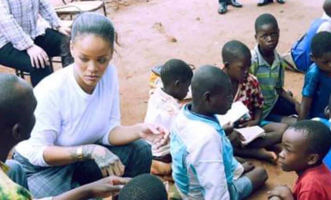 Em 2018, Rihanna foi nomeada Embaixadora Extraordinária e Plenipotenciária de Barbados. Um reconhecimento pela ajuda prestada pela artista à sua terra natal.