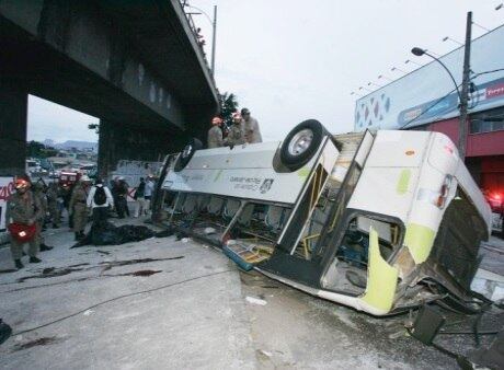 Ônibus caiu de viaduto após discussão entre passageiro e motorista