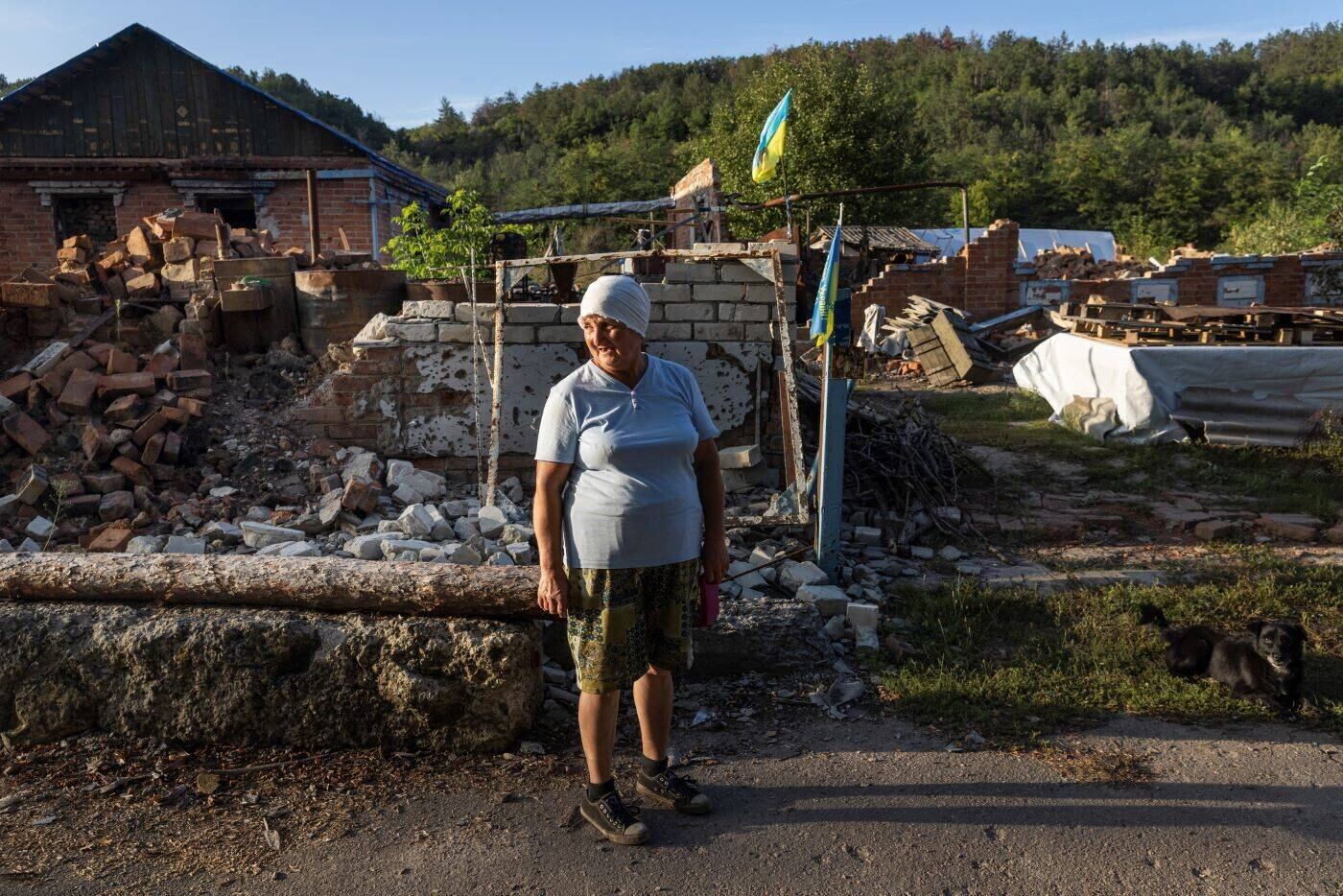 Nadiia Huk perto de um chuveiro externo que
seu filho construiu com caixas de munição russas em sua casa em Kamianka. O
vilarejo assistiu a combates da Segunda Guerra Mundial e agora está no fogo
cruzado de soldados russos e ucranianos