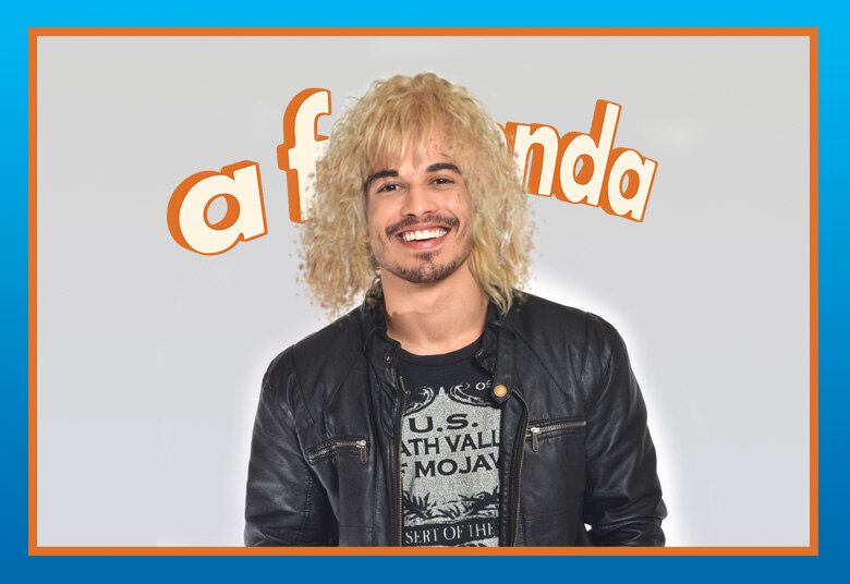 Se Douglas Sampaio deixasse o cabelo crescer novamente, só precisaria tingir os fios de loiro, já que o ator tem caxos naturais. Qualquer semelhança com o ex-jogador de futebol Carlos Valderrama é mera coincidência!

+ Luka Ribeiro e JP Mantovani competem pela Prova da Chave desta sexta-feira (13)
+ Carla escapa de sua terceira Roça e pula na piscina para comemorar
+ Quelynah é eliminada de A Fazenda. Relembre a trajetória da peoa
