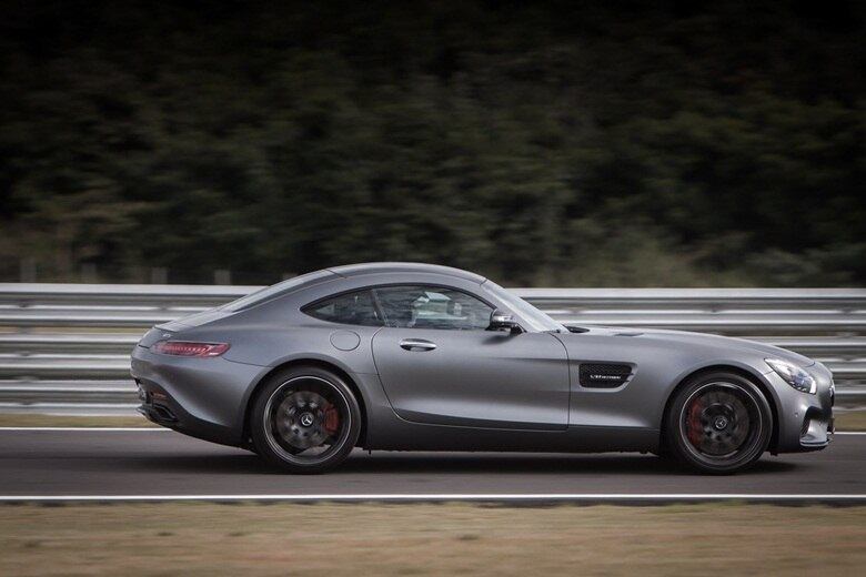 Na hora de acelerar, o superesportivo dispara como um míssil. A direção precisa e a suspensão bem acertada garantem uma excelente dirigibilidade, tornando o carro amigável ao guiar