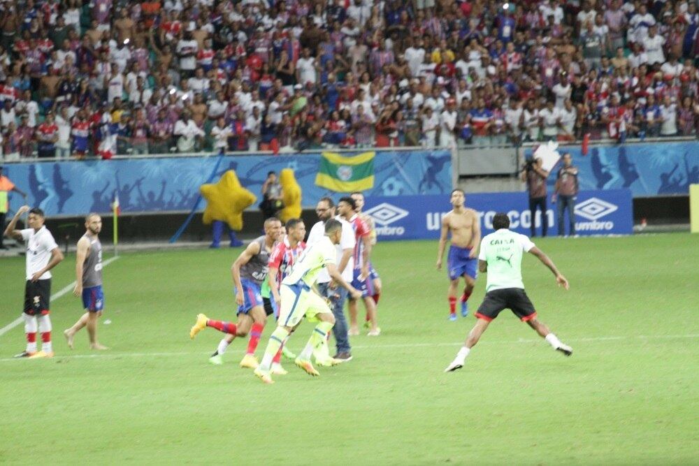 Tudo começou quando, após o apito final, Edson, do Bahia, abriu os braços para provocar o técnico rival, Argel Fucks