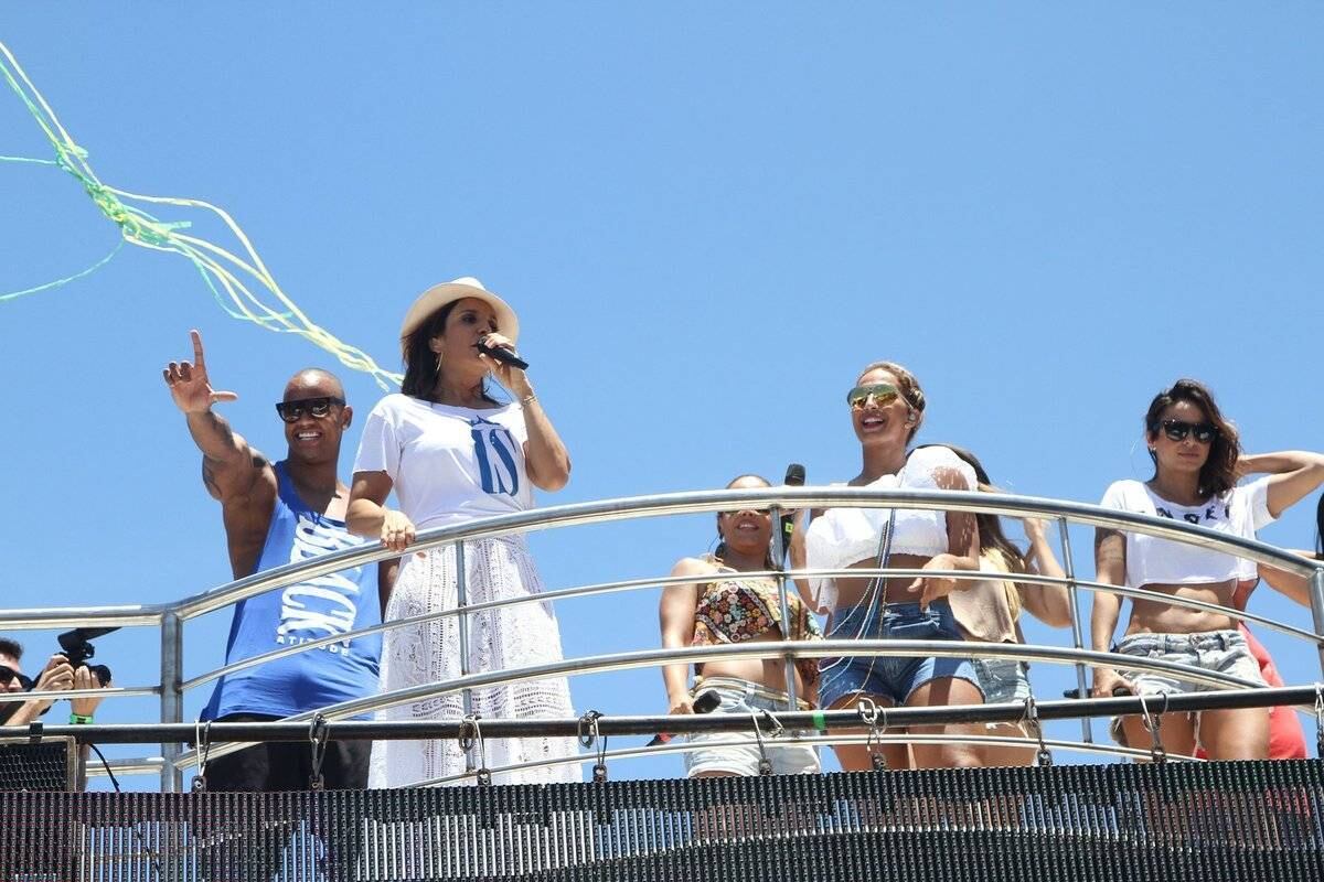 Sangalo recebeu convidados no trio elétrico