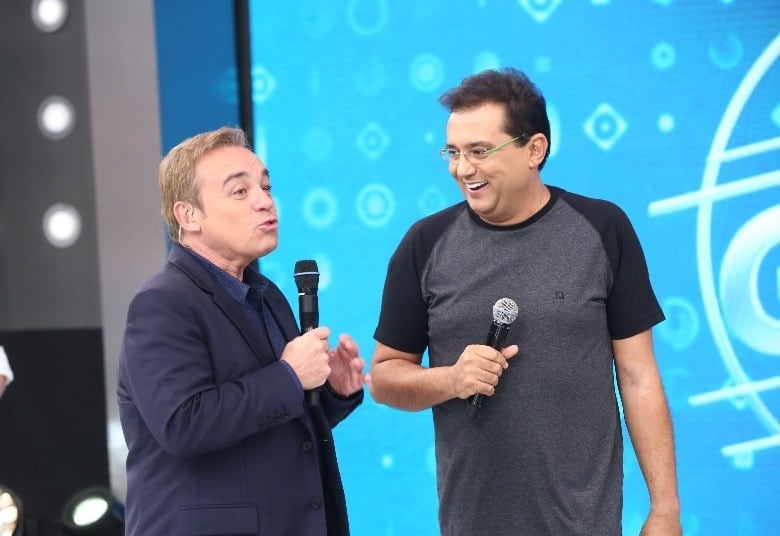 O programa também
mostra qual é o surpreendente tratamento que livrou o apresentador Geraldo Luís
e outros famosos, como Gracyanne Barbosa, Belo e Kelly Key, das dores de cabeça
e nas costas